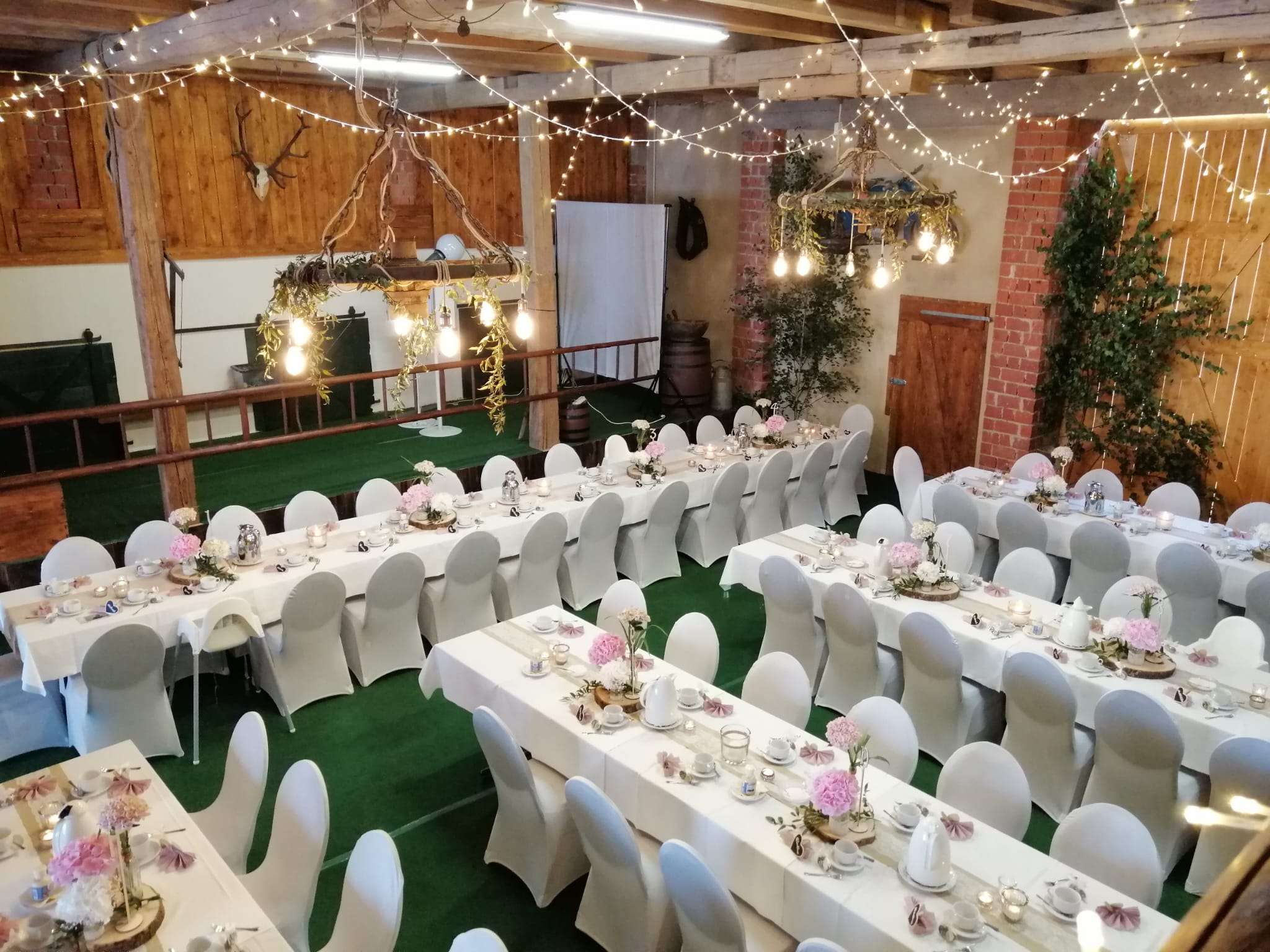 Hochzeitstische in der Scheune