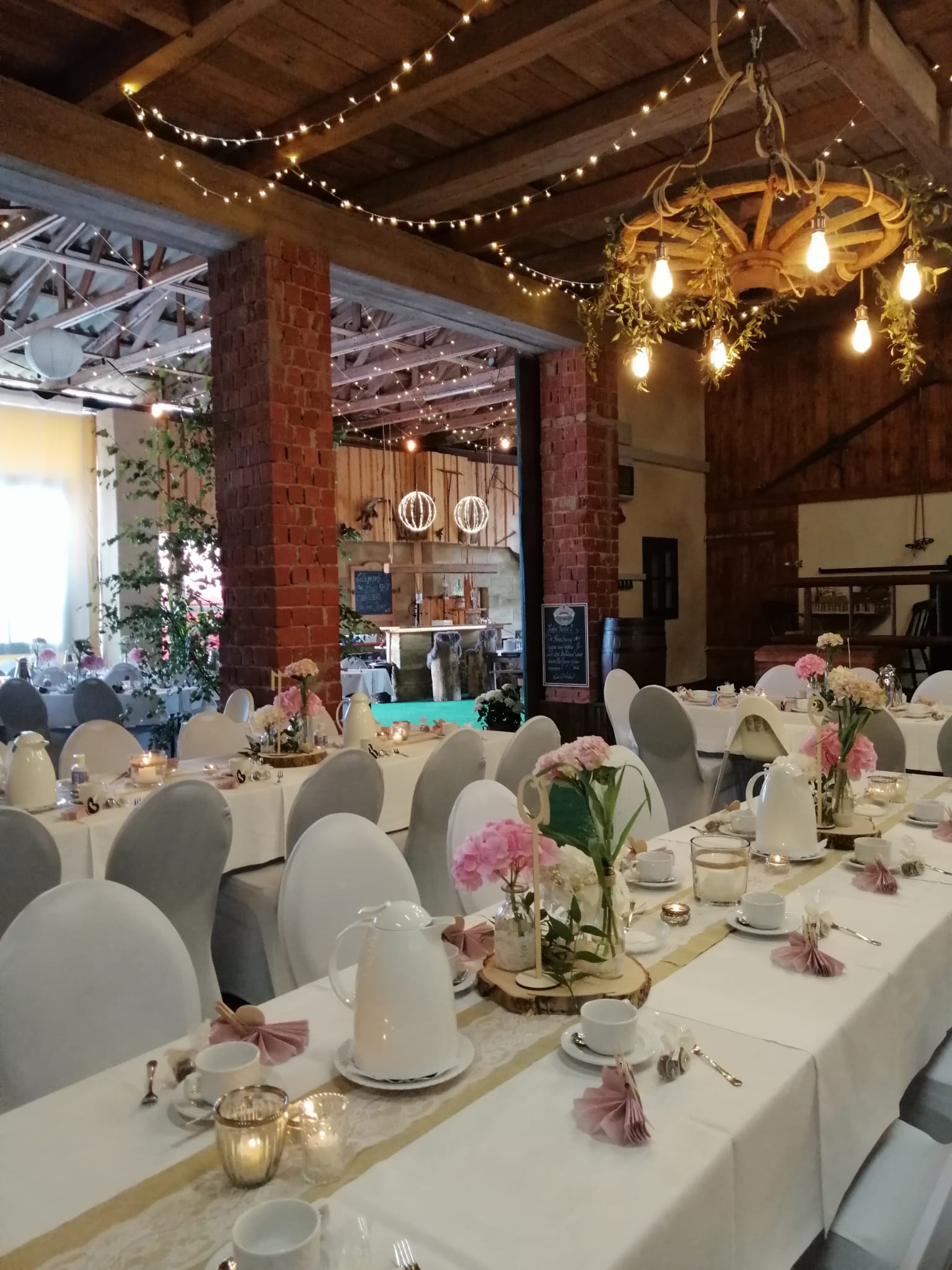 Hochzeitstische in der Scheune